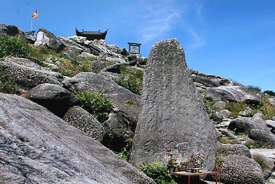 Cổng trời, bia phật